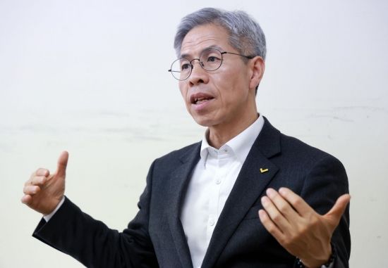 권영국 대선후보 프로필 : 공약, 기호5번, 김문수 악수