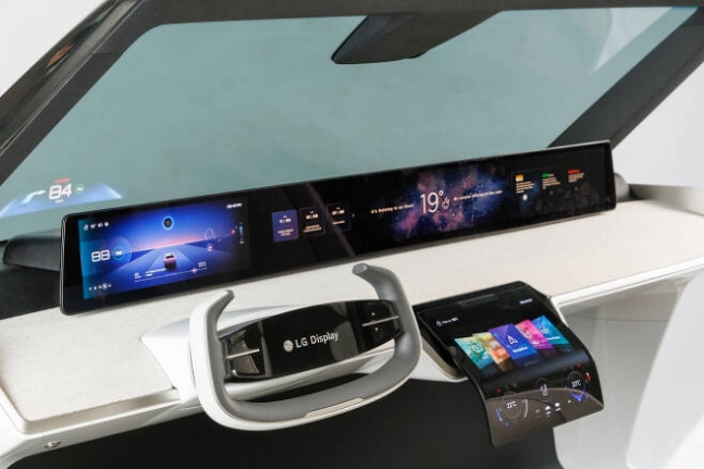 LG디스플레이 차량용 P-OLED로 구성된 디지털 콕핏. / 사진=LG디스플레이