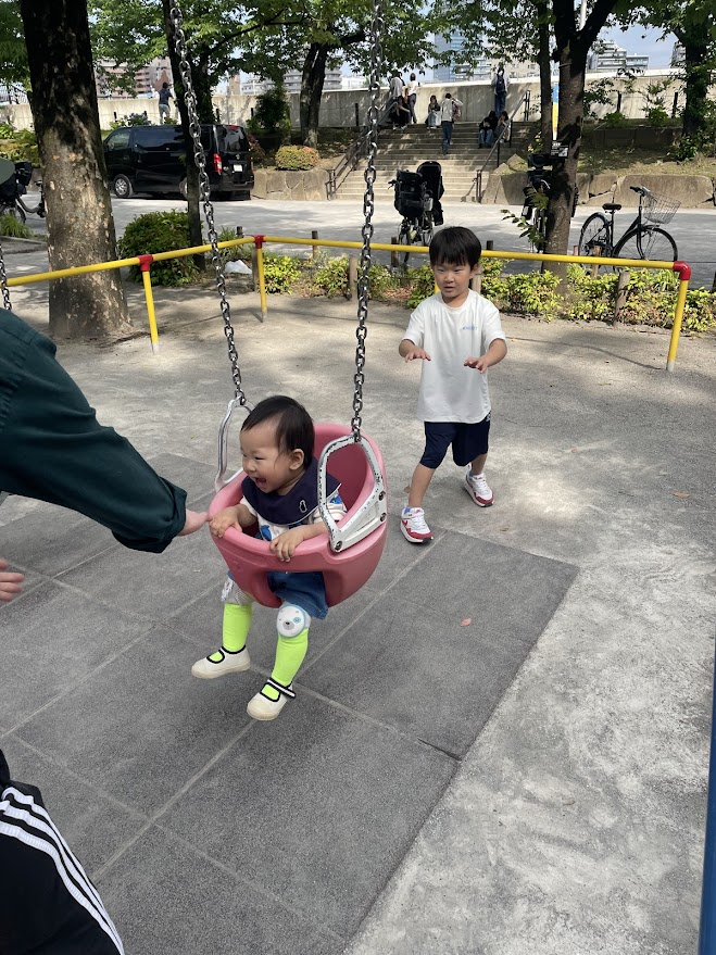 둘째를 예뻐하는 첫째 아이. 형제란 좋구나~