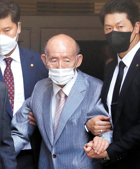  전두환 국가장 논란