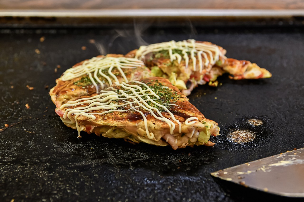  일본의 각 지역에서 오코노미야끼의 차이점은 지역마다 사용하는 재료와 조리 방법, 맛의 특징