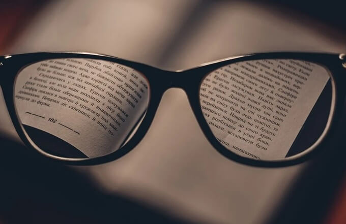 책-위에-올려진-안경