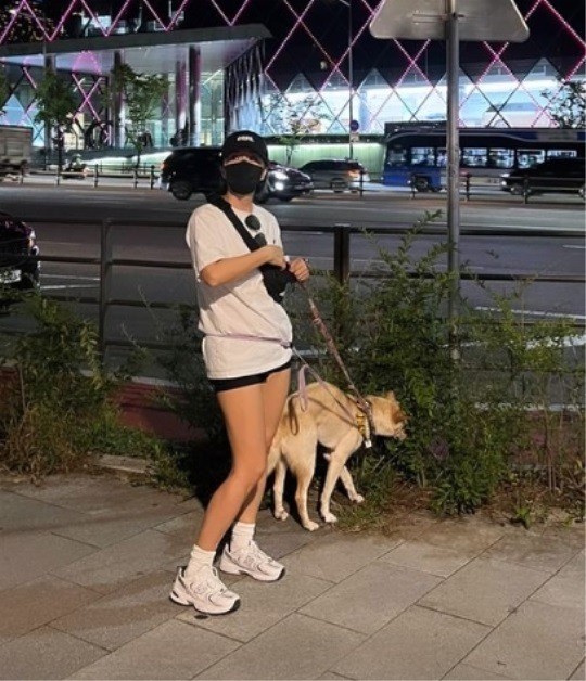  엄정화, 50대! 자신감 있는 핫팬츠! 자비없는 각선미 [사진]