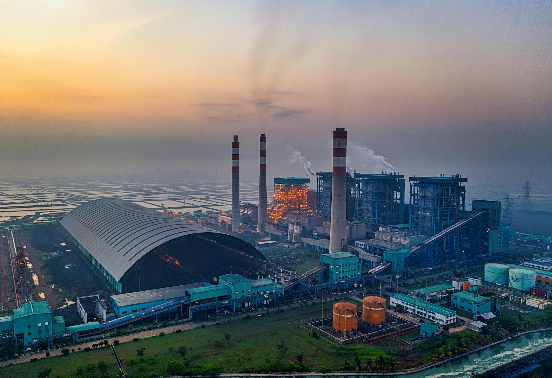탄소중립은 지구 평균 기온 상승을 1.5°C 이하로 제한하기 위한 파리협정의 목표를 달성하는 데 필수적입니다.