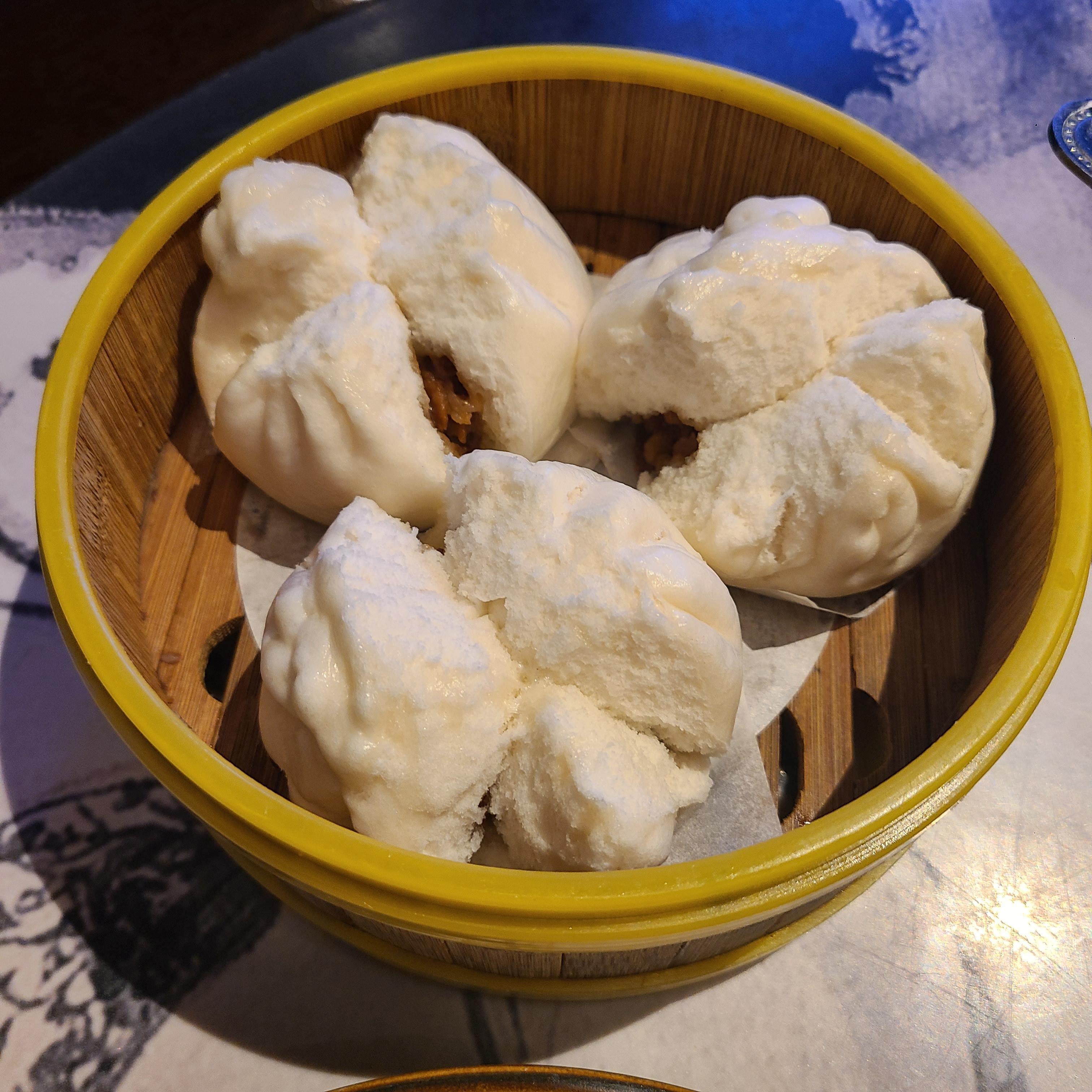 돼지고기 바비큐 찐 만두 (Steamed BBQ Pork Bun)