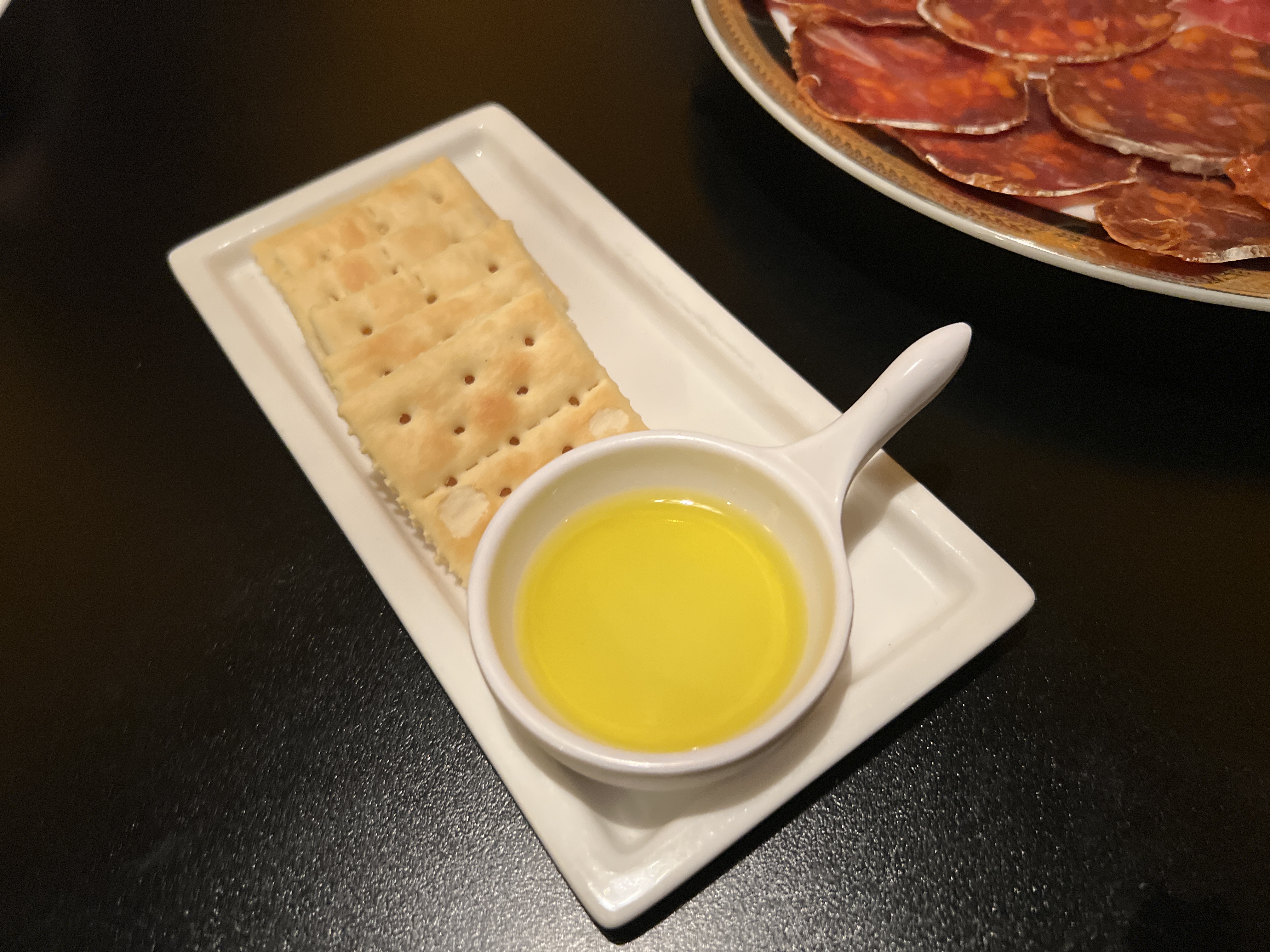 레스토랑 Jamon Iberico와 Chorizo ​​Cod