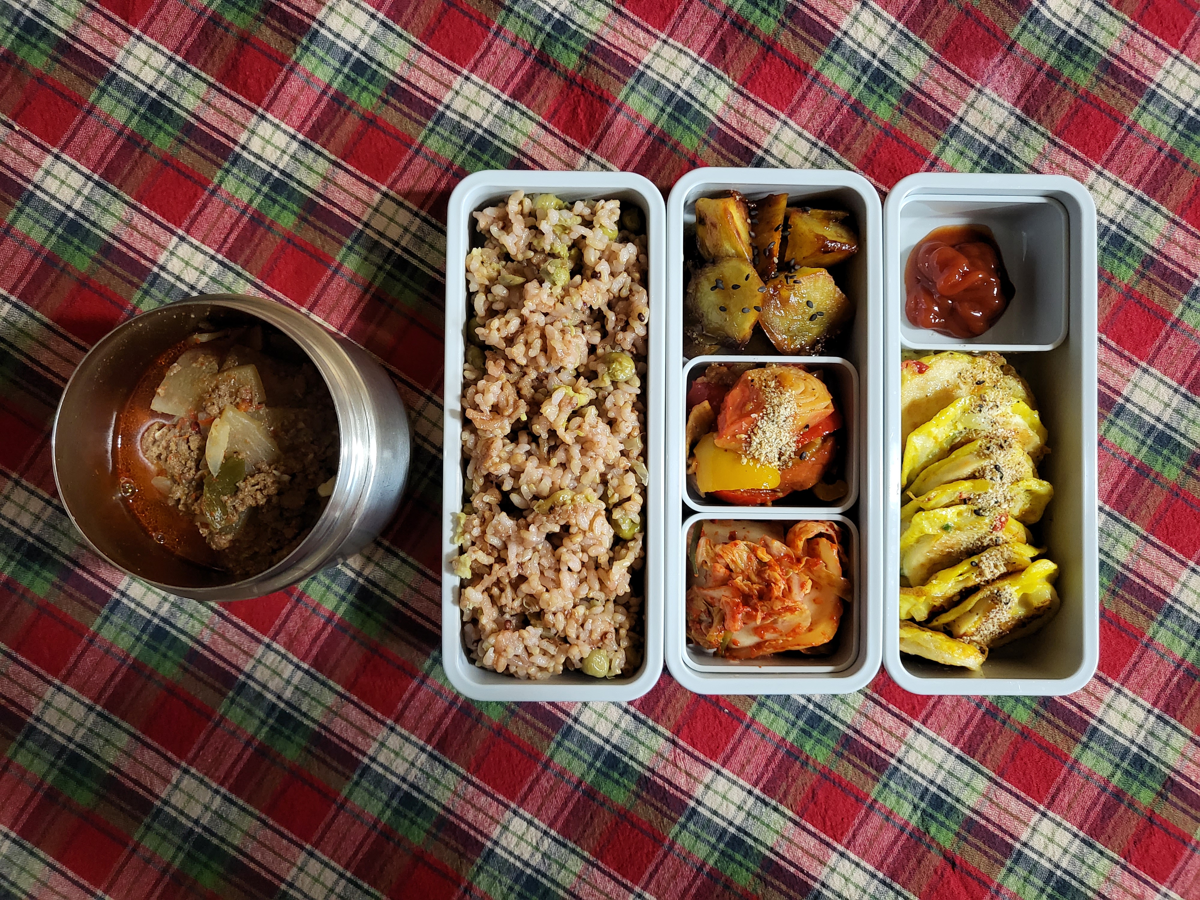  2022.11.15 남편 점심 도시락 메뉴 | 경상도식 소고기무국, 고구마맛탕, 맛살야채볶음, 두부봉구이