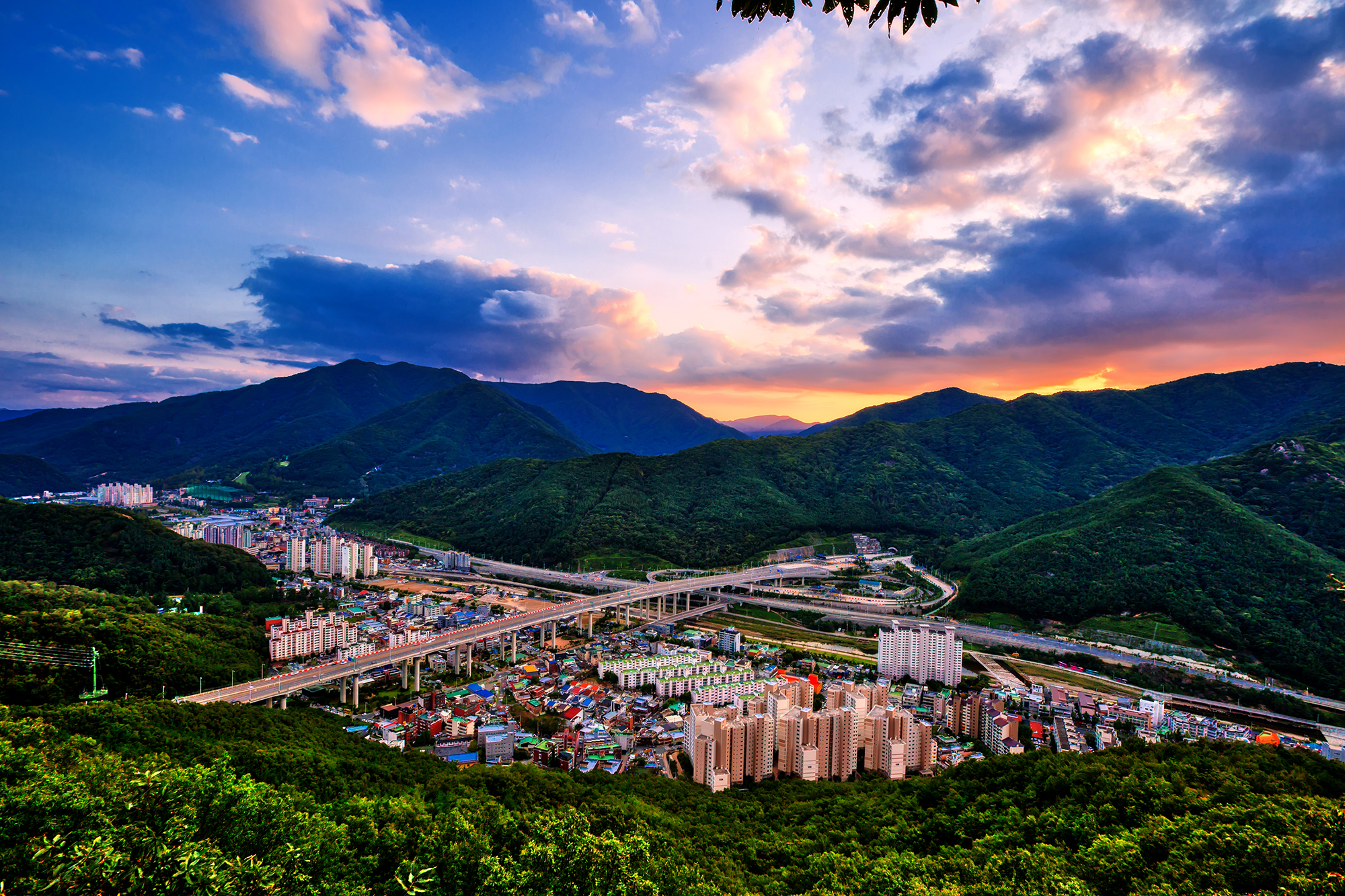  법이산에서 바라본, 파동과 앞산 톨게이트 풍경