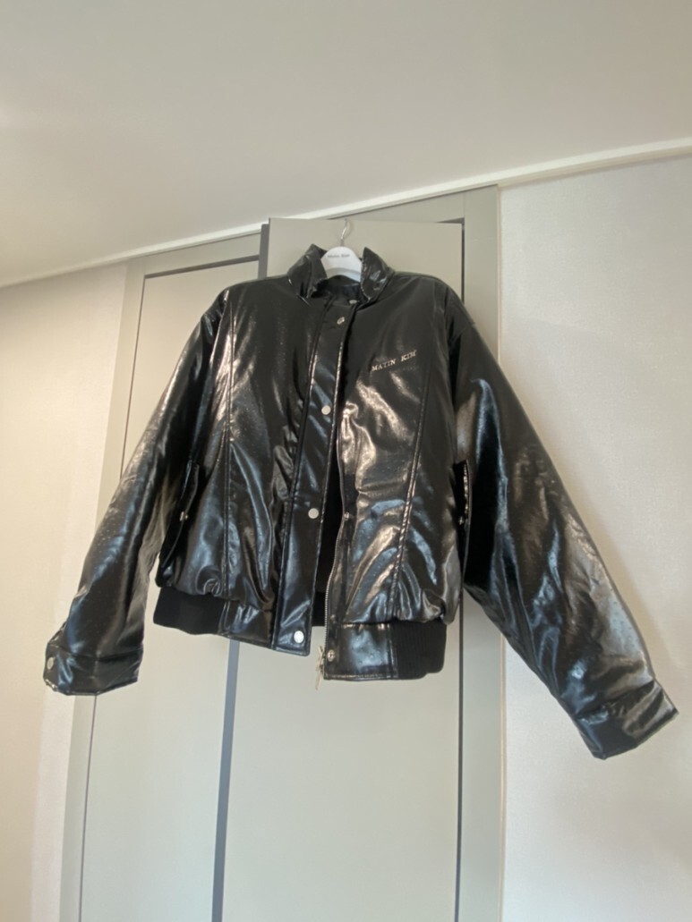 마뗑킴 matin kim 패딩 숏패딩 점퍼 유광점퍼 유광패딩 유광숏패딩 HIGH NECK LEATHER JACKET IN BLACK 남자패딩 남자숏패딩 유광패딩 하이그로시 패딩