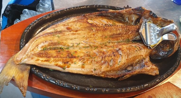 생생정보 두집살림 동해 한달 살기 바다 앞 숙소 근처 생선구이 나베 맛집 어향 동해시청 문화예술과 등대그집 기념품점 문화팩토리 덕장카페 무릉별유천지 
