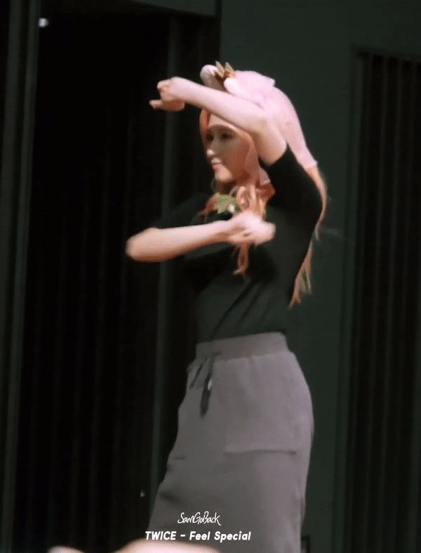 [연예] [움짤]         화려하게 흔들리는 검은티 사나 . GIF -  와이드섬