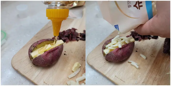버터를 넣은 고구마에 끌을 넣은 후 위에 치즈를 뿌려주는 사진입니다.