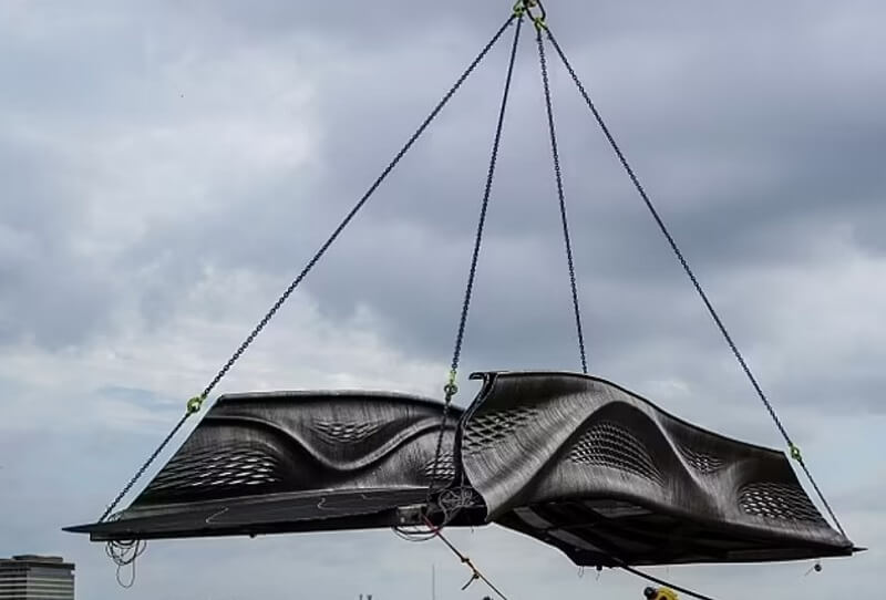  세계 최초 3D 프린팅 강 보행교 암스테르담에 설치 VIDEO:World's first 3D-printed steel footbridge is unveiled in Amsterdam's Red Light District