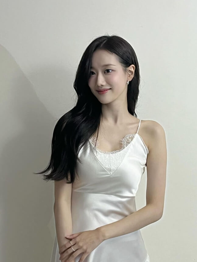 원피스를입은-긴머리여성의모습