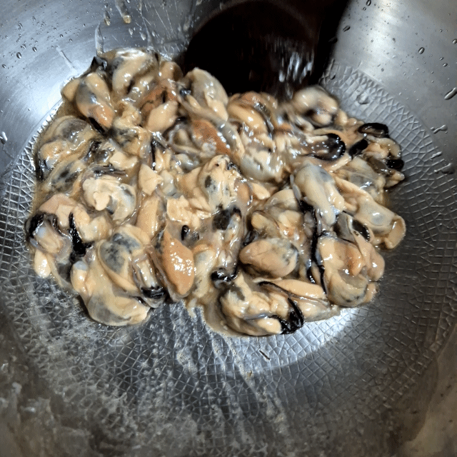 🍲 시원하고 깊은 맛! 홍합 생미역국 끓이기 레시피