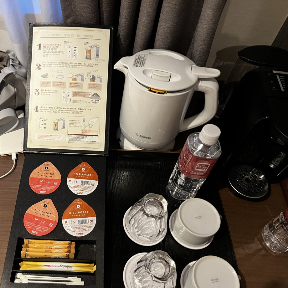 호텔에서 제공되는 어메니티로 캡슐 커피와 생수 2병이 있다.