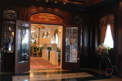 식당의 외관 사진&#44; 외벽이 진한 갈색으로 페이트가 되어 있으며 동일한 색의 문이 활짝 열려있다.