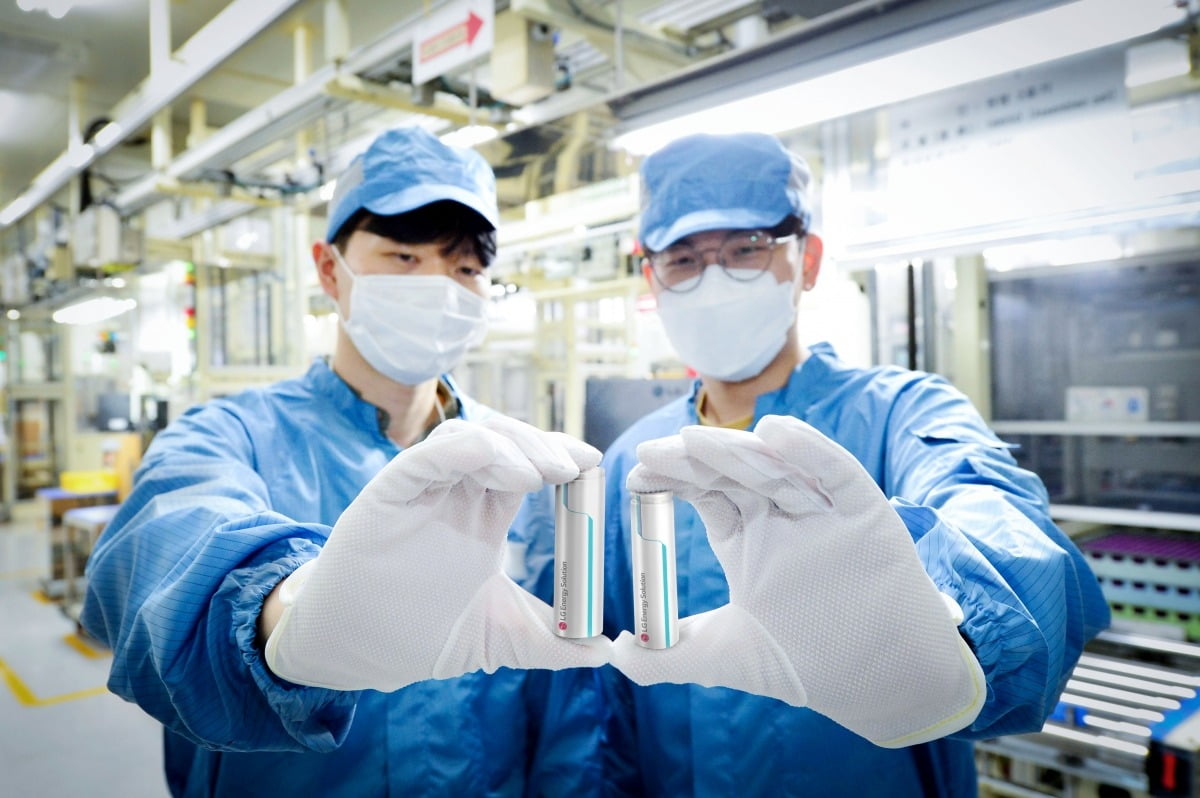 LG에너지솔루션 충북 오창에너지플랜트 1공장에서 직원들이 ‘2170 원통형 배터리’ 완제품을 들어 보이고 있다.