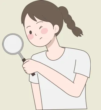돋보기로 꼼꼼히 살펴보는 여성