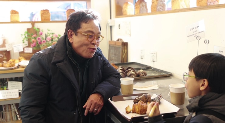빵집에서-아이와-이야기-하는-김영철