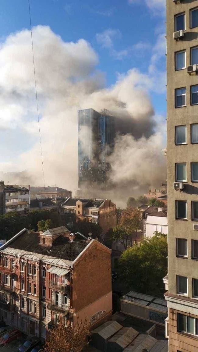 [속보] 우크라이나 키이우 삼성전자 빌딩도 폭격 당해...직원들 고립?