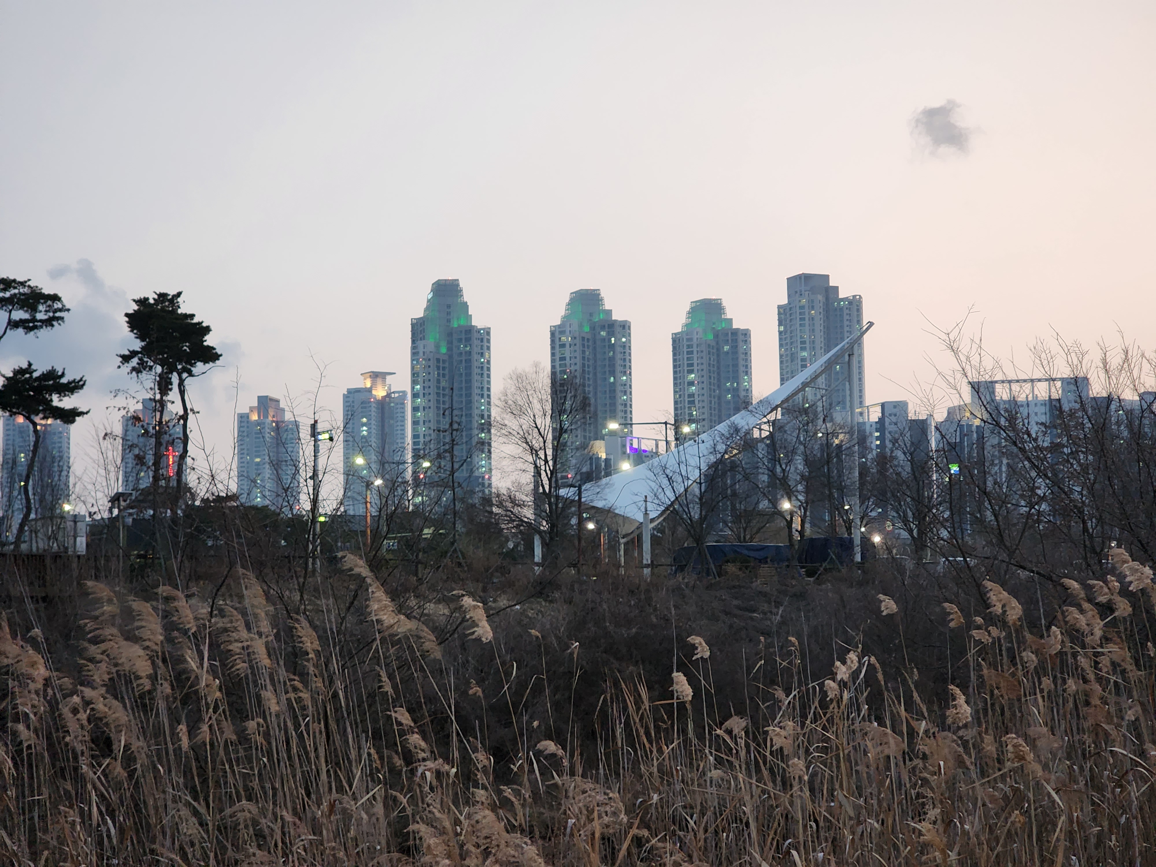 청라 공촌천 노을 산책로 – 핑크빛 하늘 아래 걷는 겨울 저녁 감성