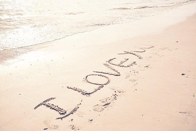 모래 위에 써진 사랑한다는 글자 이미지