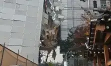  옛 종로 경찰서 철거 가림막 붕괴로 옆 상가 덮치는 사고