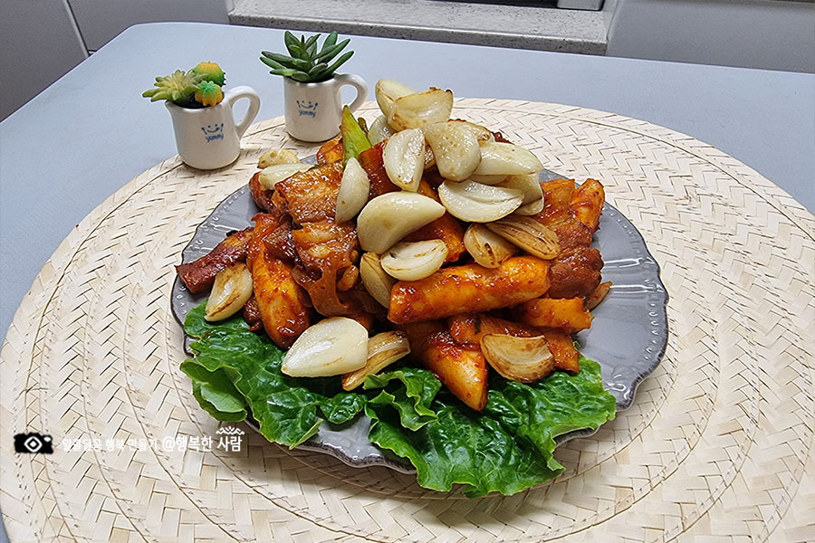 세 가지를 한꺼번에 맛보는 삼겹, 푸살볶음, 고추장삼겹살, 고구마 떡, 고기 15
