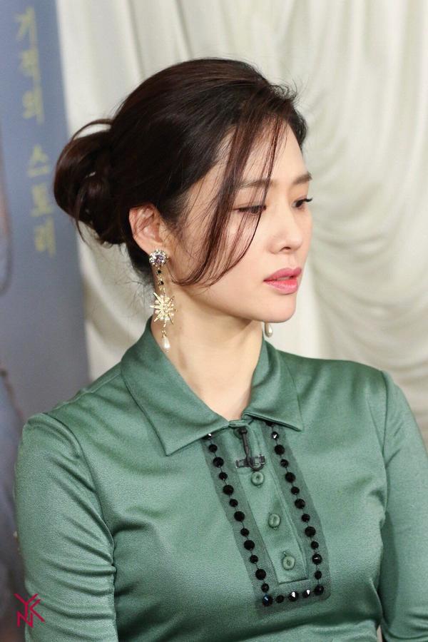 김연주 녹색드레스 사진