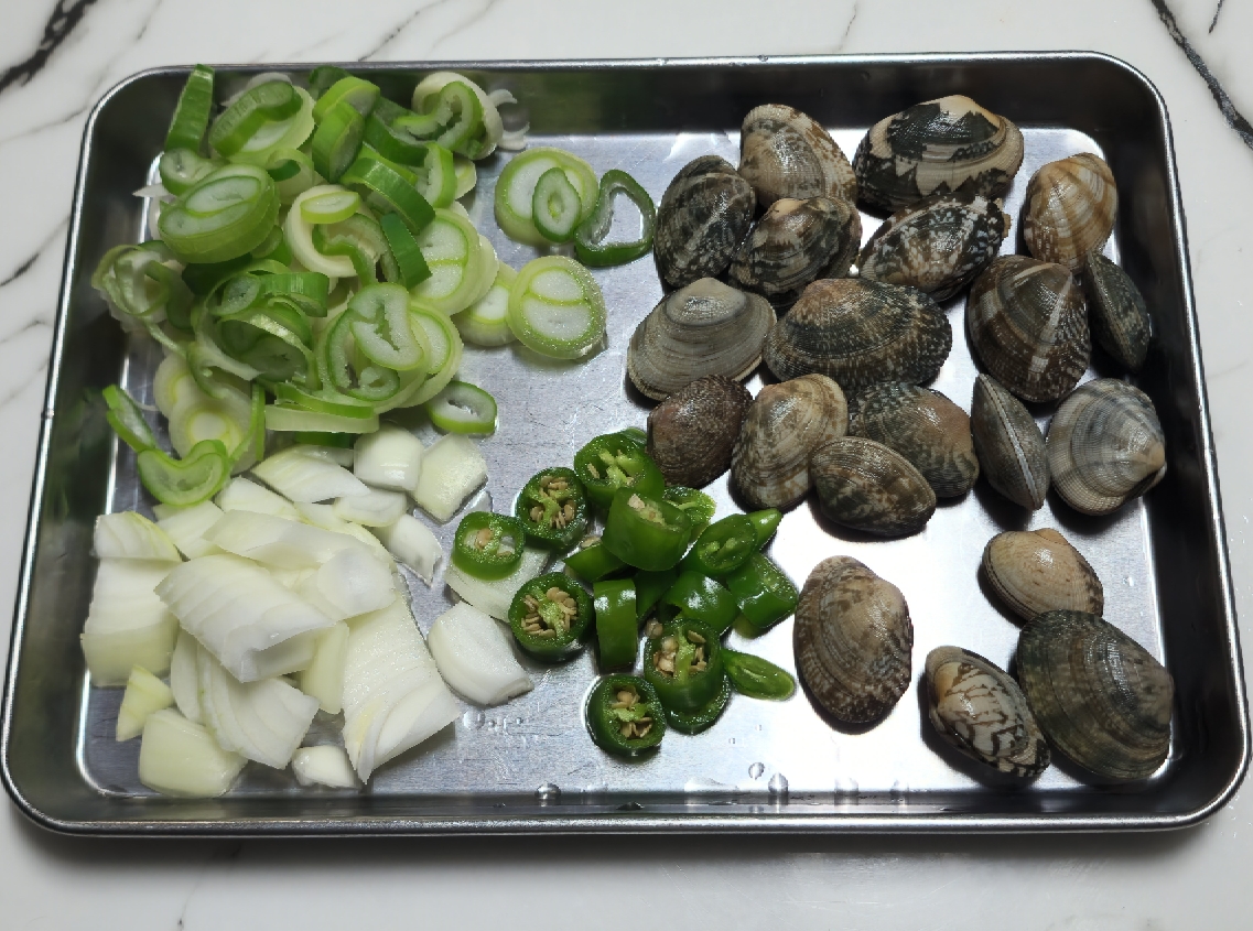 바지락-순두부찌개-준비재료(대파-양파-바지락-청양고추)