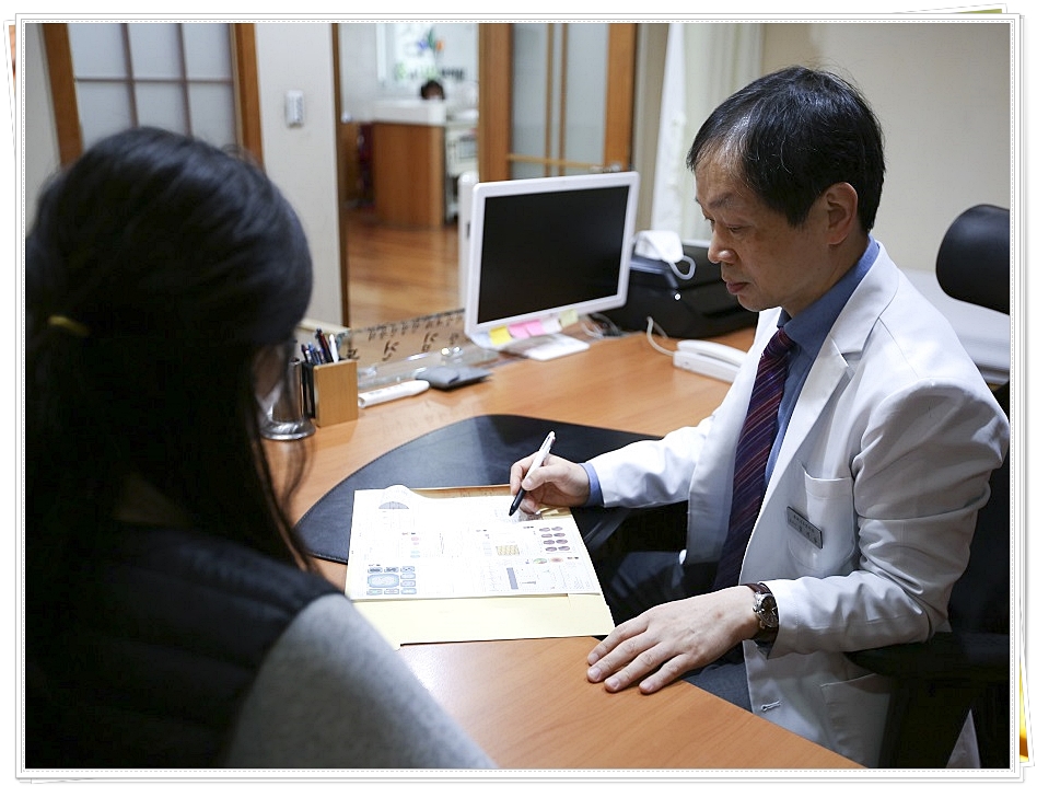 차트를 보며 진료를 진행 중인 한의사의 모습
