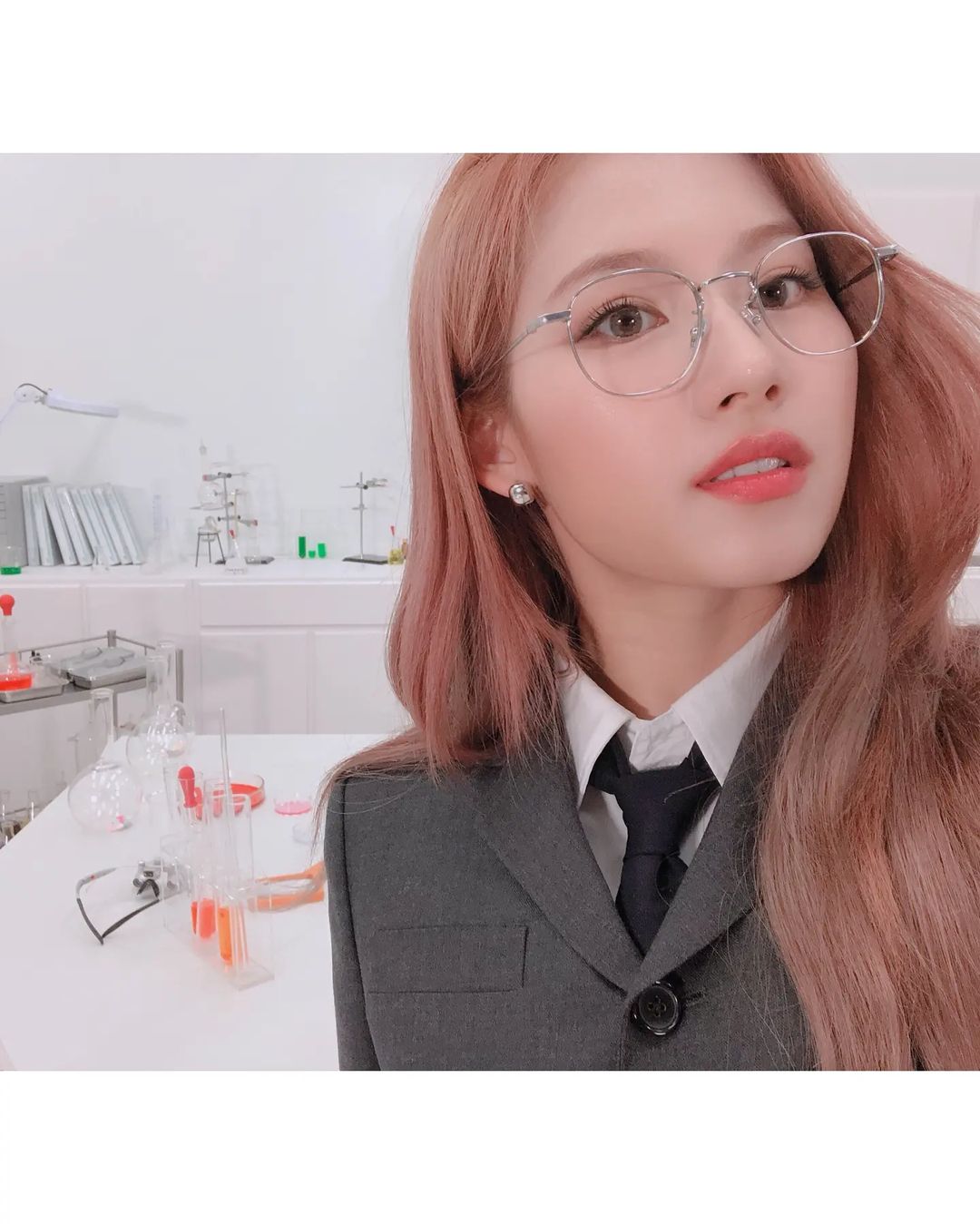  직장 상사 느낌의 트와이스 사나 인스타그램