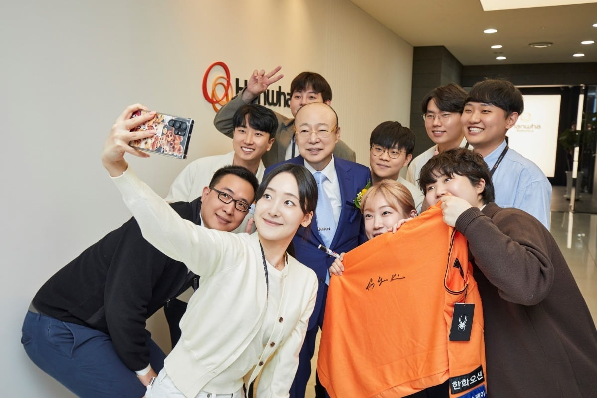 김승연 한화그룹 회장과 김동선 부사장이 한화로보틱스를 방문해 임직원들과 셀카를 찍고 있다.