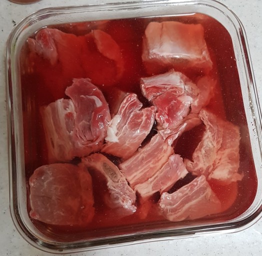 고기에 탄산수를 넣어 피를 빼고 있다