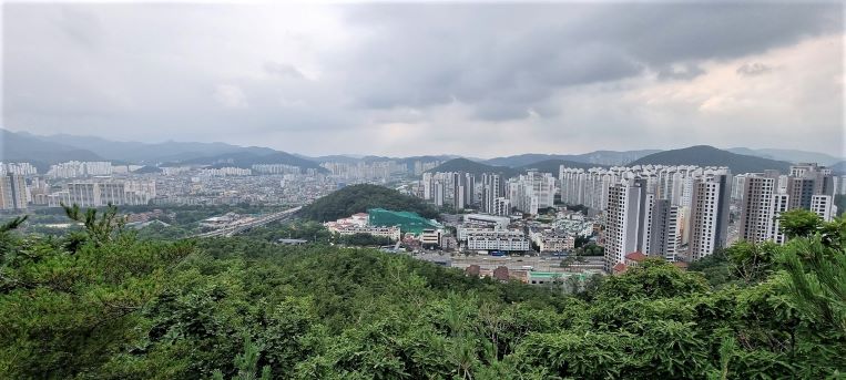 구름낀 회색 하늘&#44; 안양시 아파트 시가지 풍경&#44;