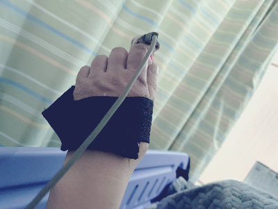 손등에 주사바늘 꽂기