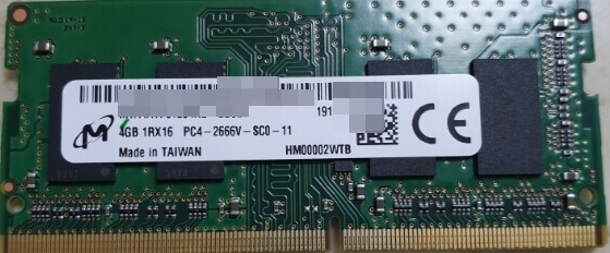 램에 부착되어 있는 스티커를 표시한 사진입니다.