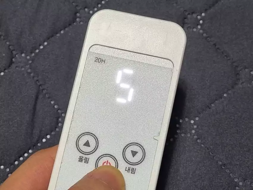 블랙앤데커 전기요에서 온도 설정을 하던 모습입니다.