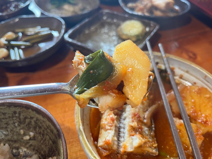 수저-위-양념된-채소-반찬