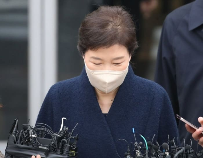  [화보] 활짝 웃으며 퇴원하는 박근혜 대통령... 누가 모습 비췄나