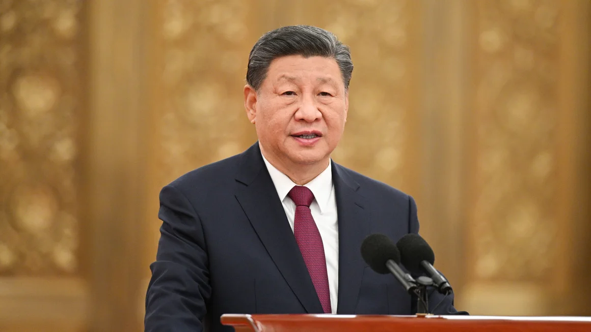 중국 지도자 시진핑이 2023년 12월 29일 베이징 인민대회당에서 연설하고 있다.