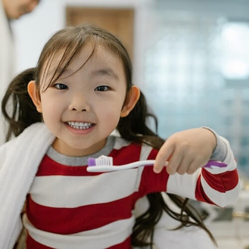  치주염 예방을 위해 치실 사용은 기본이에요.