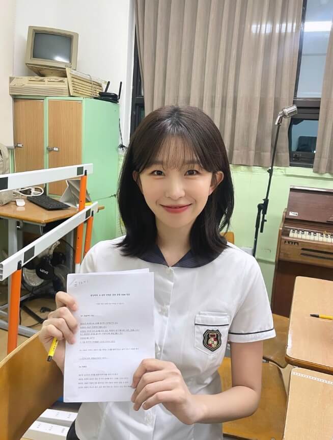 종이문서를들고있는-긴머리여성의모습