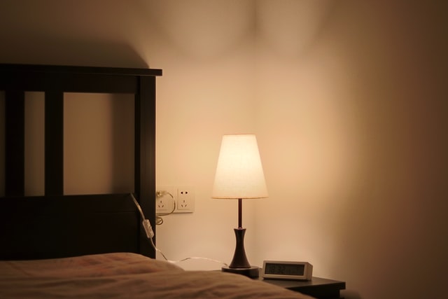 침실의 밝은 조명은 수면에 방해가 된다