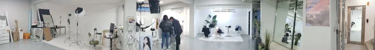 촬영장이 두군데이며 파우더룸과 대기실이 있는 청담 그믐달 사진관 내부