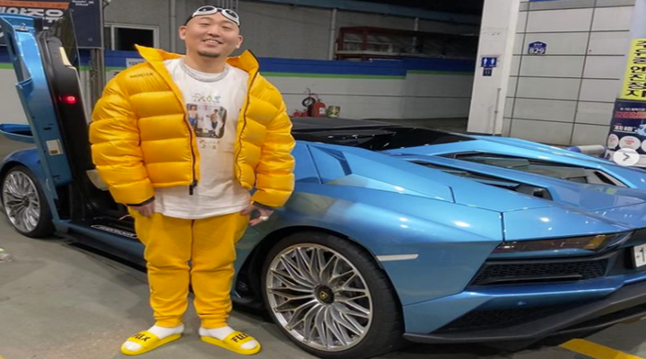 차-옆에-서-있는-남자