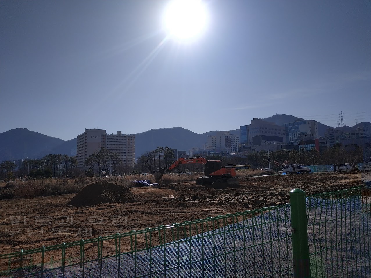 공영주차장 공사 현장에서 작업중인 포클레인.