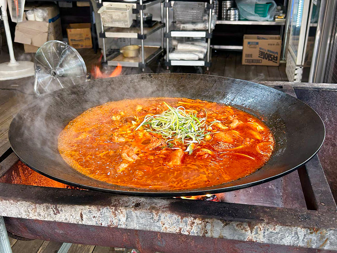 양평 솥뚜껑닭볶음탕을 젓가랏으로 먹는 사진