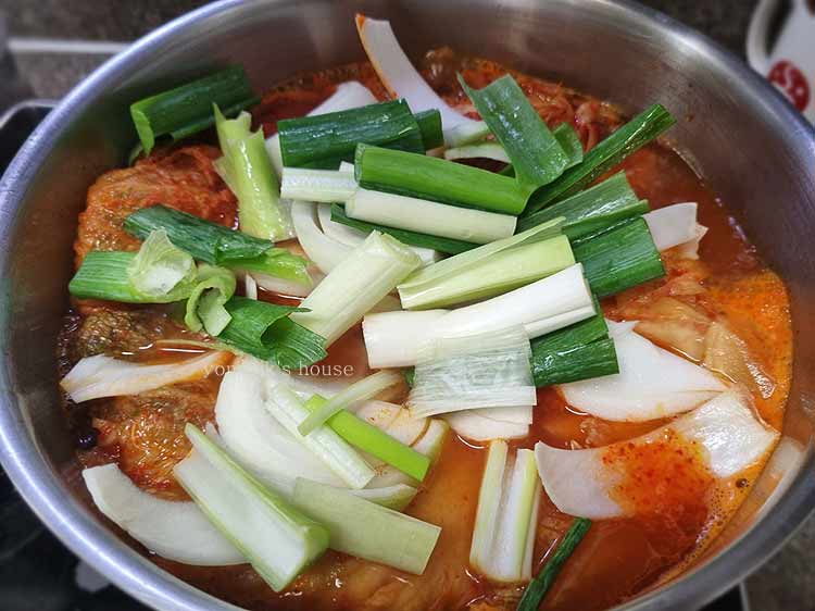 김치찜-재료를-넣어-끓이고있다